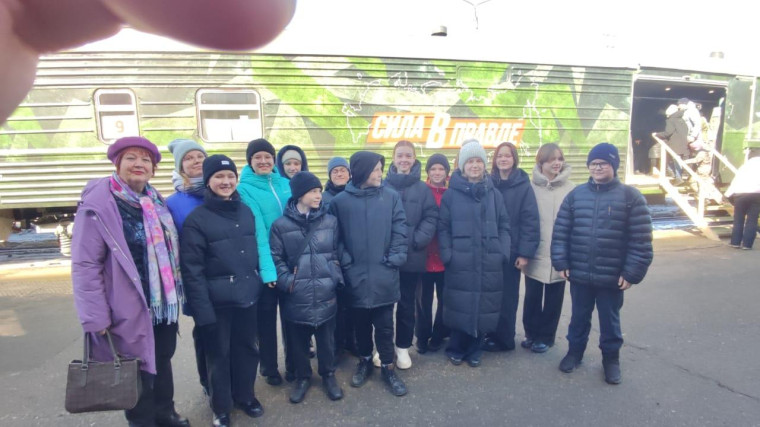 Учащиеся школы посетили поезд Победы..