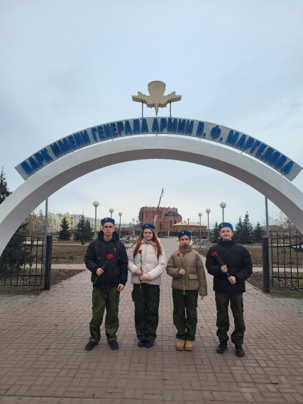 Ученики 9а класса возложили цветы к памятнику В.Ф.Маргелова..