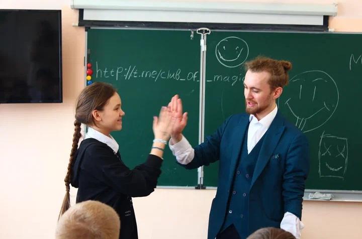 К обучающимся 5 В приходил в гости фокусник..