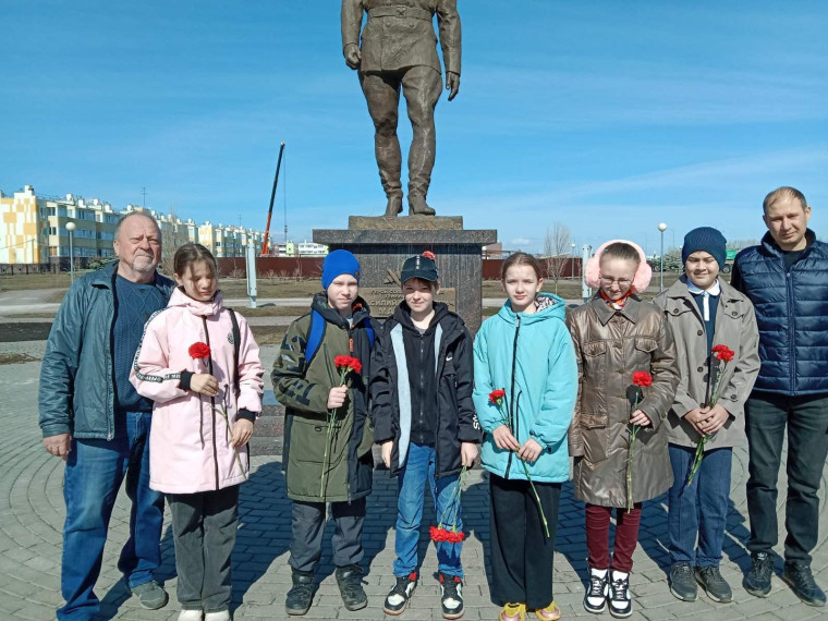 Обучающиеся 5в возложиши цветы к памятнику В. Ф. Маргелова..