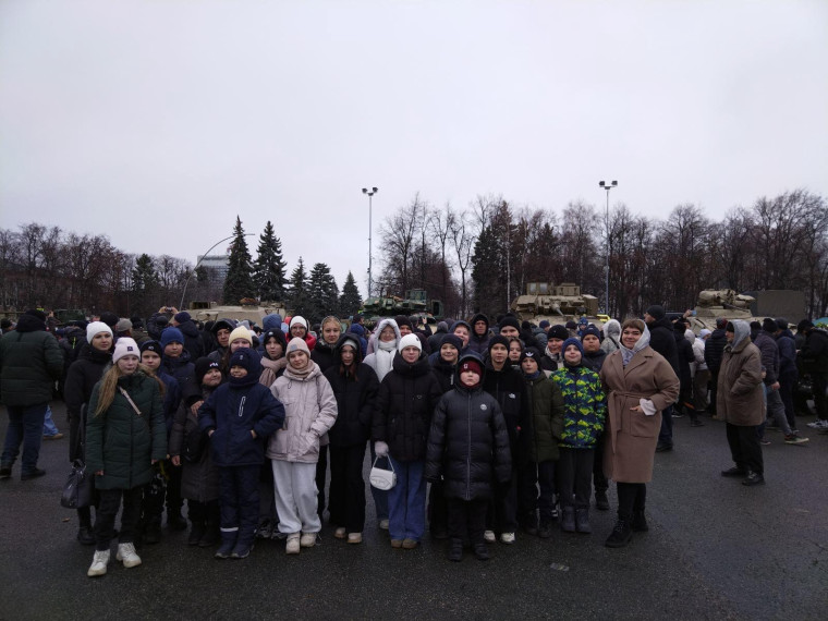 Ученики 6б и 7в классов посетили выставку трофейной техники ВСУ и стран НАТО..